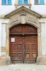 Historische Eingangstür mit barockem Schnitzwerk; denkmalgeschützte Wohnhaus in der Johannisstraße von Altenburg - errichtet  um 1730.