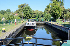 Das Sportboot / Motorboot Erika liegt in der Schleusenkammer der Schleuse Heegermühle des Finowkanal als und wartet auf die Schleusung.