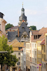 Blick zum Dach und Turm vom Altenburger Rathaus. Der jetzige Sitz der Stadtverwaltung ist eines der bedeutendsten Renaissance-Rathäuser Deutschlands.