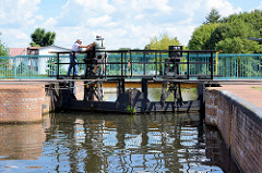 Die Stemmtore / Schleusentore der Stadtschleuse Eberswalde am Finowkanal werden von Hand geöffnet.  Die Schleusenkammer  hat eine Länge von 41m und einen Hub von 3,50m.
