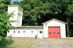 Architektur der 1960er Jahre - Feuerwehrgebäude mit Schlauchturm auf dem Weg nach Güstrow.