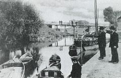 Altes Bild vom Finowkanal bei Eberswalde Holzboote und ein Frachtschiff liegen am Kanalufer.