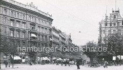 Altes Foto vom Steindamm in Hamburg St. Georg - Hotel Schadendorf mit Baugerüst, Pferdewagen, Fussgänger und Strassenbahn. Milchkarren mit Milchkannen von einem Hund gezogen.