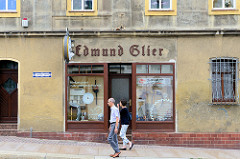 Hausfassade / Fassade eines Geschäftes in der Kunstgasse von Altenburg, Edmund Glier - Werkzeug und Instrumentenschleiferrei, Fleischereibedarf, Werkzeuge zur Holzbearbeitung.