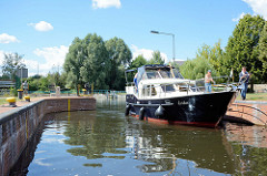 Das Sportboot / Charterboot Erika liegt in der Schleusenkammer der Eberswalder Schleuse beim Finowkanal.