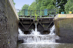 Schleuse Grafenbrück am Finowkanal - die Schleusenkammer hat eine Länge von 41 m und einen Hub von 3,60 m.