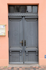Alte Eingangstür im Stil des Historismus - aufgesetzte Zierverleistung;  Bilder der restaurierten Altstadt von Güstrow.