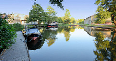 Messinghafen am Finowkanal in Finow / Ortsteil von Eberswalde - Sportboote / Motorboote liegen zur Übernachtung am Steg, am Ufer alte Lagerhallen.