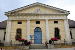 Fassade vom Logenhaus der Altenburger Loge „Archimedes zu den drey Reißbretern; errichtet 1804 - Architekt Heinrich Wilhelm Schmidt.