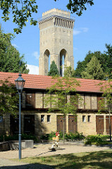 Lagergebäude / Schuppen in der Messingwerksiedlung von Finow - im Hintergrund der expressionistische Wasserturm.