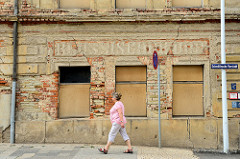 Alte Hausfassade eines leerstehendes Gebäudes mit abgebröckeltem Putz in der Schmöllnschen Vorstadt von Altenburg.