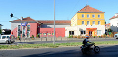 Gewerbegebäude mit farbiger Fassade, Kino in der Heegermühler Straße von Eberswalde.