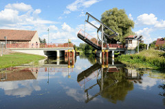 Die Klappbrücke in Niederfinow wird für die Durchfahrt von Sportbooten hochgefahren.