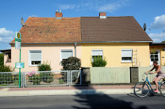 Doppelhaus mit unterschiedlicher Fassadengestaltung bei den Messingwerken in Finow.