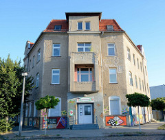 Wohnhaus - Eckblock mit Rauhputzfassade; Bahnhofstreff Finow - Volkssolidarität Barnim.