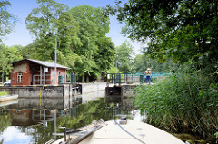 Blick zur Schleuse Ruhlsdorf am Finowkanal - die Schleusenkammer hat eine Länge von 41 m und einen Hub von 1,70m