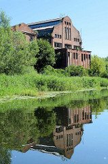 Ruinen vom Kraftwerk Heegermühle / Finow; 1909 erbaut -  Architekt Werner Issel.  Das Kraftwerk wurde 1991 stillgelegt - die historischen Fassaden spiegeln sich im Wasser des Finowkanals.