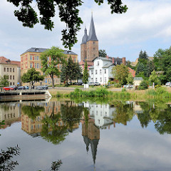 Blick über den kleinen Teich / Blaue Flut zum Roten Spitzen in Altenburg. Die beiden Backsteintürme des Chorherrenstiftes sind die Wahrzeichen der Stadt; sie gehören zur ehemaligen Marienkirche des Augustinerklosters Unser Lieben Frauen auf dem Berge