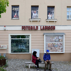 Mit Trompe-l'œil Malerei  / Illusionsmalerei  versehene Hausfassade eines Fotogeschäftes in der Straße  Baderei von Altenburg