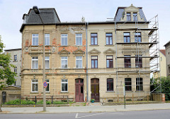 Gründerzeitarchitektur in der Lindenaustraße von Altenburg - symmetrischer Wohnblock, teilweise restauriert.