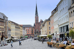 Marktplatz von Altenburg mit historischen Wohn- und Geschäftshäusern  in Baustilen aus der Zeit der Gotik, Renaissance,  Barock, Klassizismus bis zur Gründerzeit - im Hintergrund die neugotische Brüderkirche.