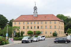 Ehemaliges Hospital Zum Heiligen Geist am Hospitalplatz von Altenburg - errichtet 1864; jetzt Nutzung als   Alten- und Pflegeheim.