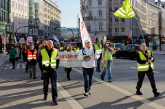 Demonstration der Sammlungsbewegung Aufstehen - Aktion Bunte Westen am 16.02.19 in Hamburg; Motto: Wir sind viele. Wir sind vielfältig. Wir haben die Schnauze voll.