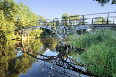 Historische Eisenbrücke / Teufelsbrücke am Messinghafen beim Finowkanal. Ursprünglich 1824 in Berlin errichtet und 1913 hier am Messinghafen montiert.