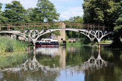 Historische Eisenbrücke / Teufelsbrücke am Messinghafen beim Finowkanal. Ursprünglich 1824 in Berlin errichtet und 1913 hier am Messinghafen montiert. Dahinter ein Sportboot im Messinghafen.
