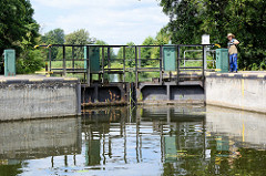 Schleuse Ruhlsdorf am Finowkanal - die Schleusenkammer hat eine Länge von 41 m und einen Hub von 1,70m.