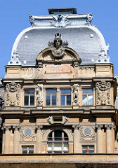 Historische Architektur im Kurort Karlsbad /  Karlovy Vary; Dachverzierung klassizistische Büste / römische Jahreszahl MDCCCXCIV = 1894.