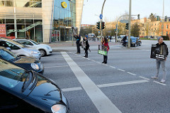 Ampelaktion Die Haut eines Anderen von PETA ZWEI Streeteam an der Kreuzung Mundsburger Damm in Hamburg Uhlenhorst. Mit Schildern weisen die DemonstrantInnen die Autofahrer*innen darauf hin, dass für Pelz, Daunen, Wolle und Leder Tiere leiden und ste