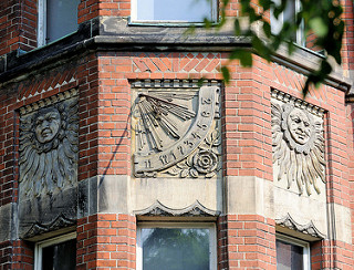 Sonnenuhr mit Mond + Sonnenrelief am Heinrich Sauermann Haus auf dem  Museumsberg in Flensburg.