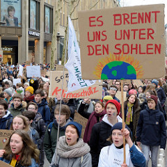Fridays for Future - Demo in Hamburg - 01.03.2019. Demonstrationszug mit Demoschildern in der Hamburger Innenstadt.