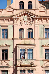 Reliefschmuck - Figuren an der Hausfassade eines Gebäudes auf dem Platz der Republik / náměstí Republiky in der denkmalgeschützten Altstadt von  Pilsen / Plzeň.