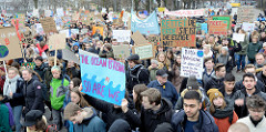 Fridays for Future - Demo in Hamburg - 01.03.2019 .DemonstrantInnen tragen Demoschilder mit den Forderungen / Slogans: The ocean is rising, so are we - Bitte hinterlassen sie diesen Ort so, wie Sie ihn vorzufinden wünschen.