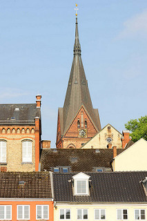 Blick über Dächer von Flensburg zum Kirchturm der St. Marienkirche.