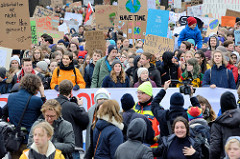 Fridays for Future - Demo in Hamburg - 01.03.2019. Spitze des Demonstrationszuges auf der Lombardsbrücke.