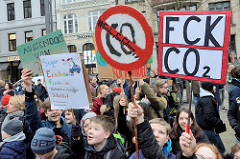 Fridays for Future - Demo in Hamburg - 01.03.2019. Schilder mit den Forderungen / Slogans:  Sogar Einhörner finden den Klimawandel Scheiße - FCK CO 2.