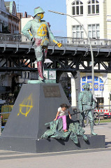 Wissmann Projekt afrika-hamburg.de an den St. Pauli Landungsbrücken; 2004 - 2005. Das Figurenensemble vom Wissmann Denkmal ist als künstlerisches Projekt gedacht und soll die Diskussion über die koloniale Vergangenheit Deutschlands und des Hambur