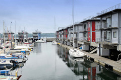 Ehemaliger Mürwiker Marinehafen an der Flensburger Fördepormenade - jetzt Nutzung als Marina für Sportboote. An den Aussenmolen stehen moderne Wasserhäuser mit eigenem Bootsanleger.
