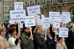 Friedenskundgebung zum Gedenken an die Opfer des rassistischen und islamfeindlichen Anschlags in Christchurch auf dem Hamburger Rathausmarkt am 23.03.19. Die Schura – Rat der Islamischen Gemeinschaften in Hamburg hatte zu der Veranstaltung aufgerufen