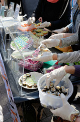Welttag für das Ende der Fischerei. am 30.03.2019 - Aktionen an der Mönckebergstraße in Hamburg. Vegane  Snacks zeigen, dass auch ohne Tierqual und -tötung lecker und gesund „fischig“ genießen kann.