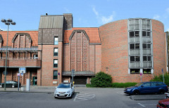 Moderne Architektur eines Parkhauses in der Knud-Laward Straße von Flensburg.