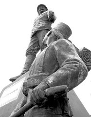 Wissmann Projekt afrika-hamburg.de an den St. Pauli Landungsbrücken; 2004 - 2005. Das Figurenensemble vom Wissmann Denkmal ist als künstlerisches Projekt gedacht und soll die Diskussion über die koloniale Vergangenheit Deutschlands und des Hambur