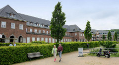 Ehem. Kasernengebäude vom Marinestützpunkt Flensburg / Mürwik an der Fördepromenade - jetzt Nutzung als Wohnraum.