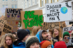 Fridays for Future - Demo in Hamburg - 01.03.2019 . DemonstrantInnen tragen Demoschilder mit den Forderungen / Slogans:  Bagger mich nicht an - its our future - Klima retten.