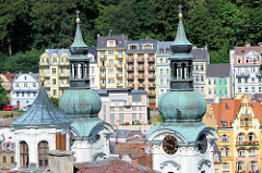 Panorama von Karlsbad /  Karlovy Vary - im Vordergrund Türme der Marie-Magdalenenkirche -  Architektur  des Hochbarocks, geweiht 1737 - Architekt  Kilian Ignaz Dientzenhofer.