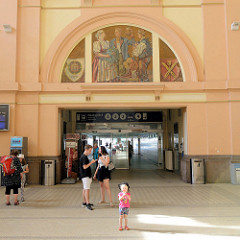 Innenansicht vom Hauptbahnhof Pilsen / Plzeň - Wandbild mit Personen in Trachten - das Bahnhofsgebäude wurde 1907 eingeweiht - Architekt Rudolf Štech.