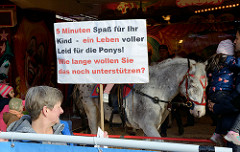 Protest gegen das Ponyreiten auf dem Hamburger DOM - Demonstration der Tierrechtsinitiative Hamburg gegen das Ponykarussell: Vergnügen ohne Tierleid.